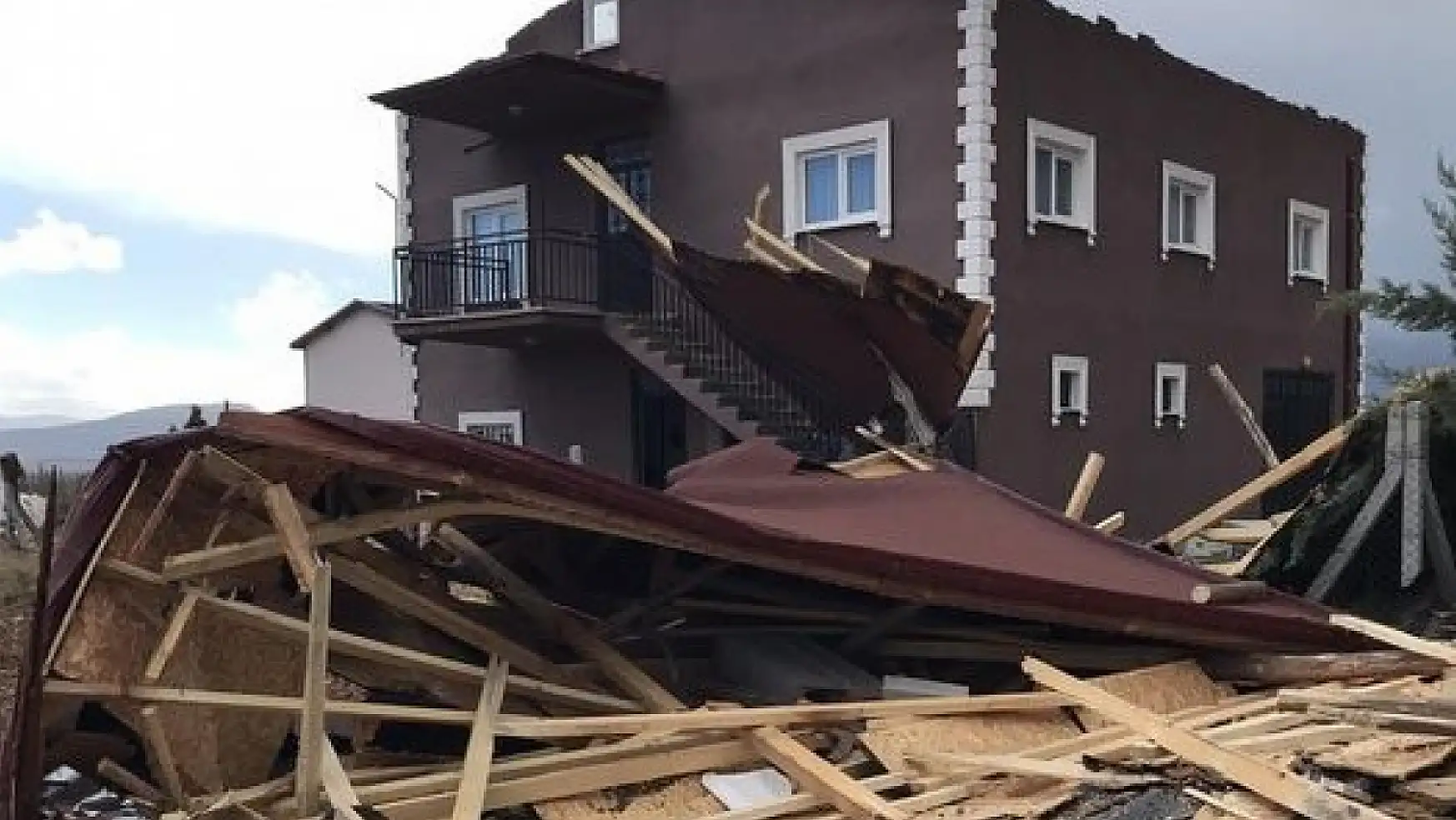 Konya'da fırtına hayatı olumsuz etkiledi! Evlerin çatısı uçtu!