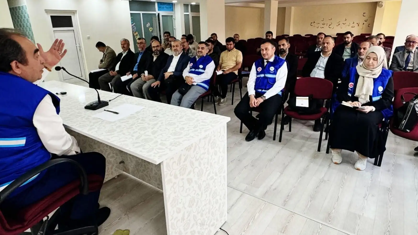 Konya'da hacı adaylarına rehberlik yapacak din görevlilerine eğitim verildi!