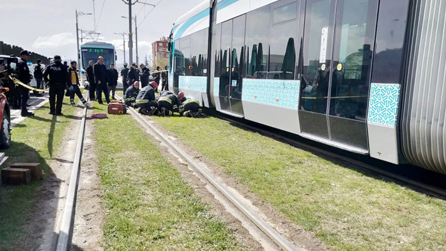 Konya'da iki kişi tramvayın altında kaldı