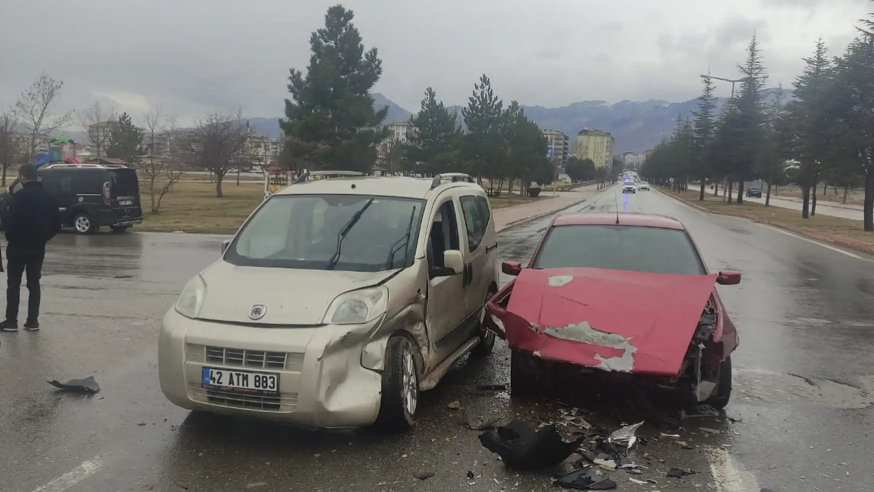 Konya'da iki otomobil çarpıştı: 1 kişi yaralandı!