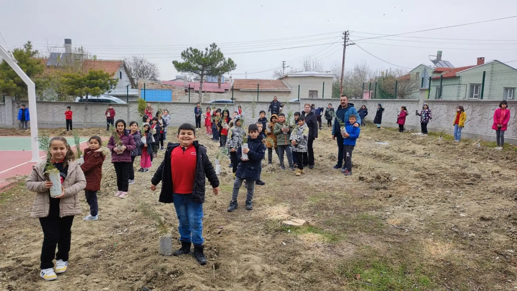 Konya'da ilkokul öğrencileri  fidanlara can suyu verdi