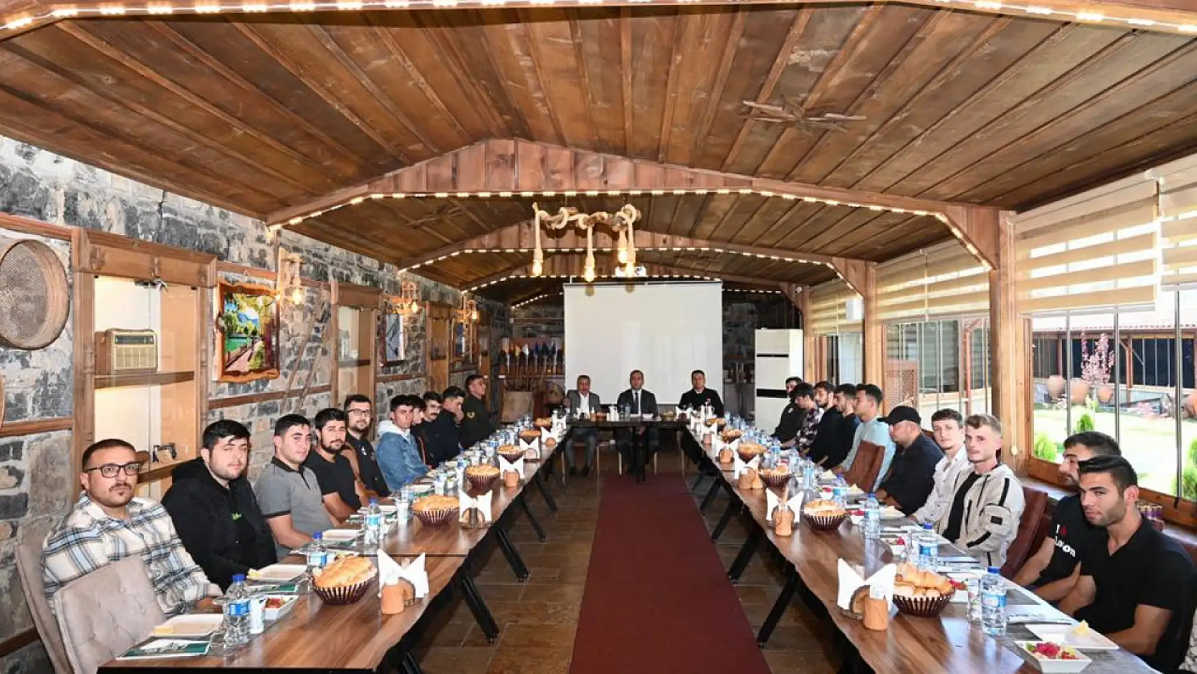 Konya'da kınalı kuzular askere gidiyor! Başkan Tutal onları yemekte ağırladı!