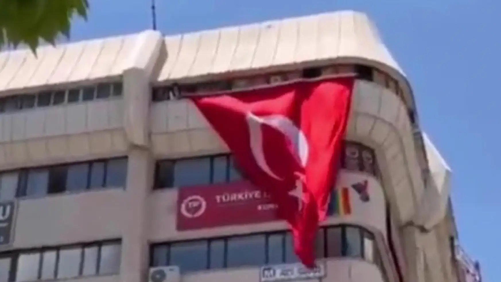 Konya'dan LGBT bayrağına büyük tepki! LGBT bayrağı Türk Bayrağı ile kapatıldı