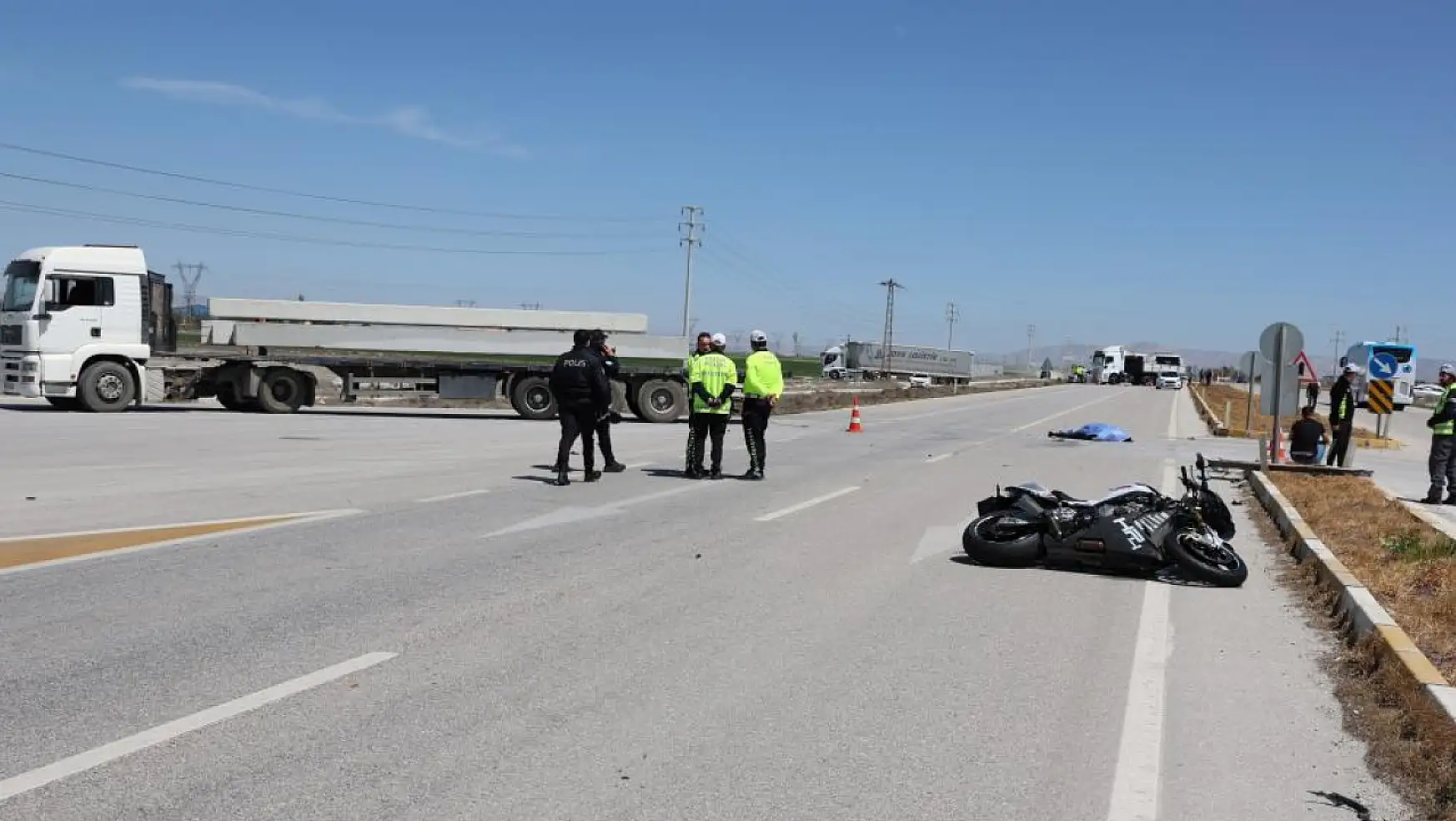 Konya'da motosiklet tıra çarptı, sürücü hayatını kaybetti!