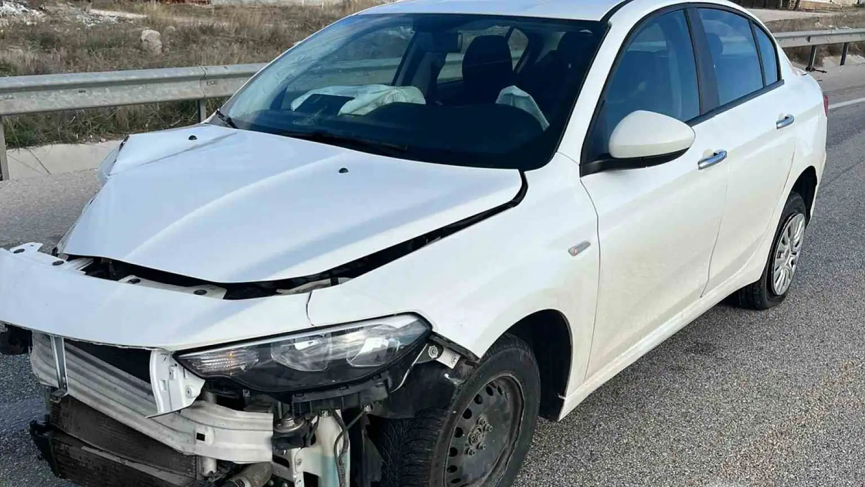 Konya'da otomobil bariyere çarptı