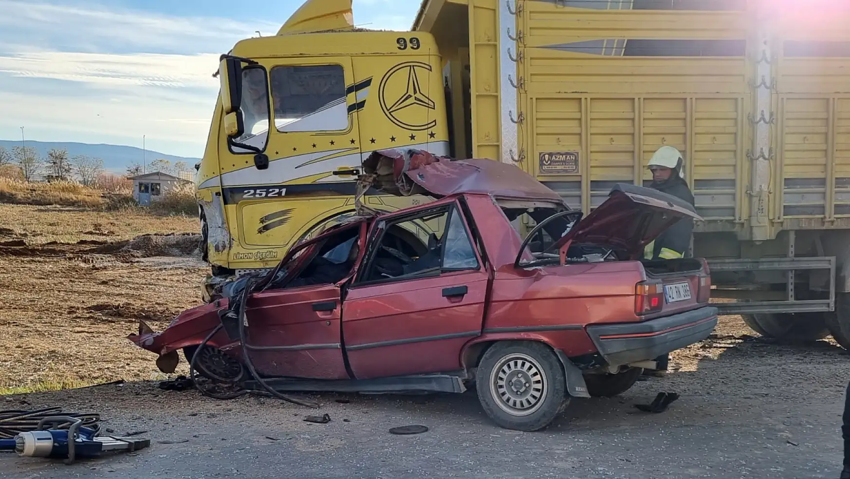 Konya'da otomobil ile kamyon çarpıştı! 2 ölü, 1 yaralı