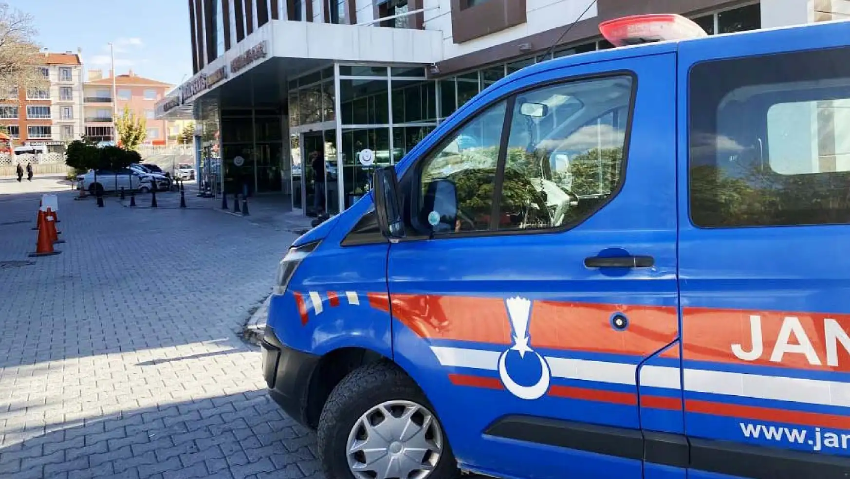 Konya'da otomobil kontrolden çıktı! Şarampole yuvarlanan araçta iki kişi yaralandı!