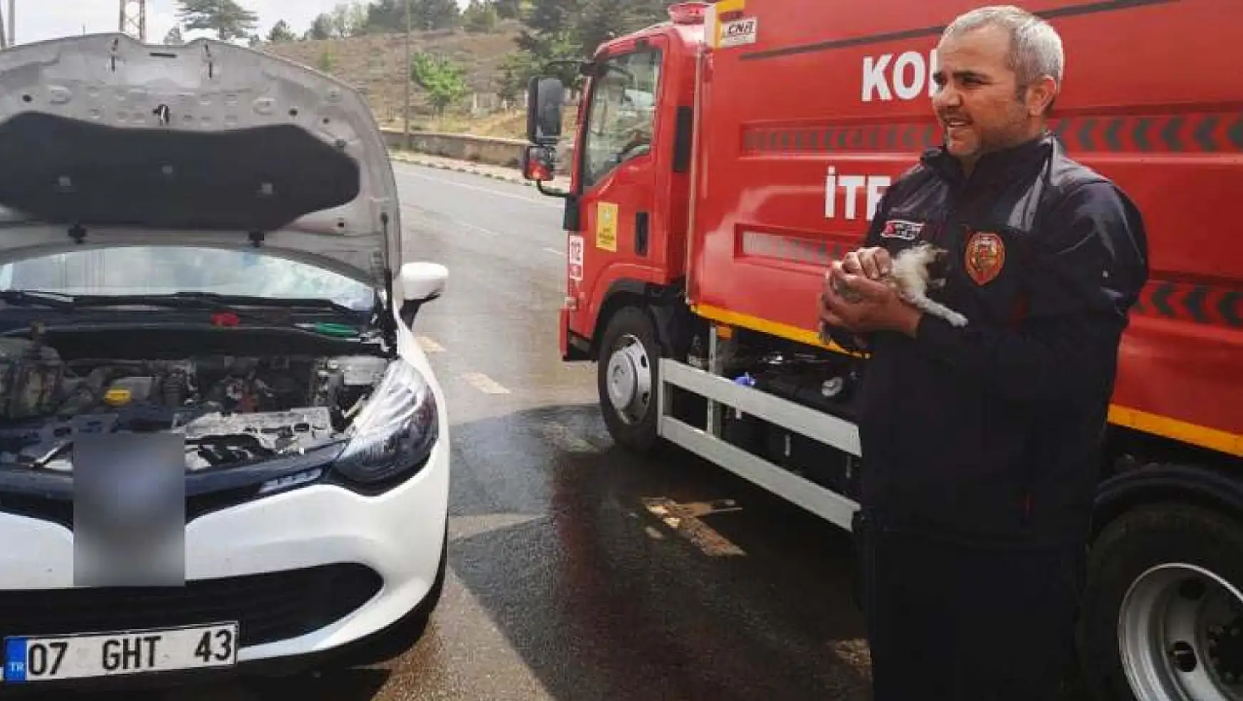 Konya'da otomobilin motoruna sıkışan kedi kurtarıldı!