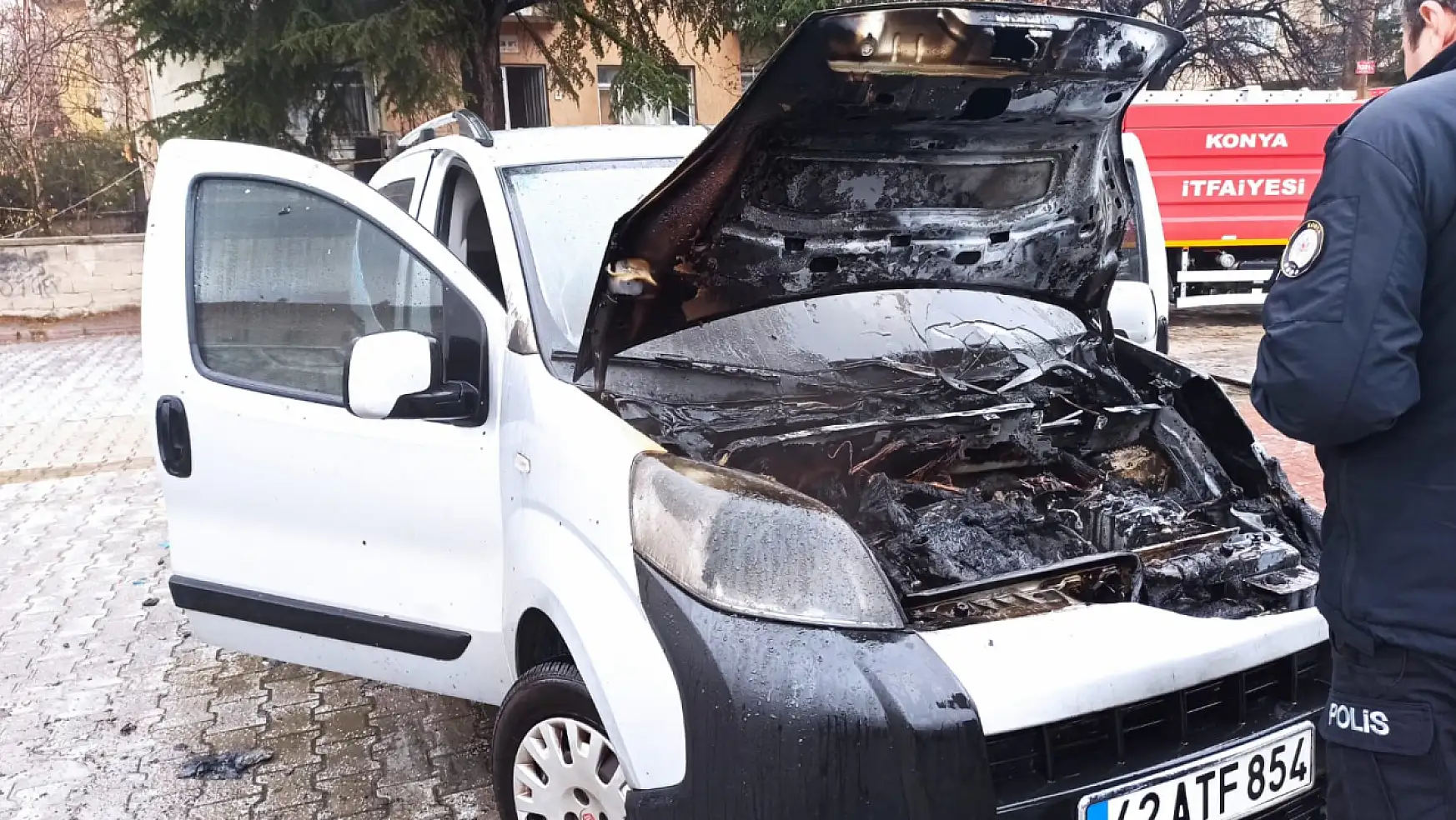 Konya'da park halindeki araç bilinmeyen bir nedenle yandı!