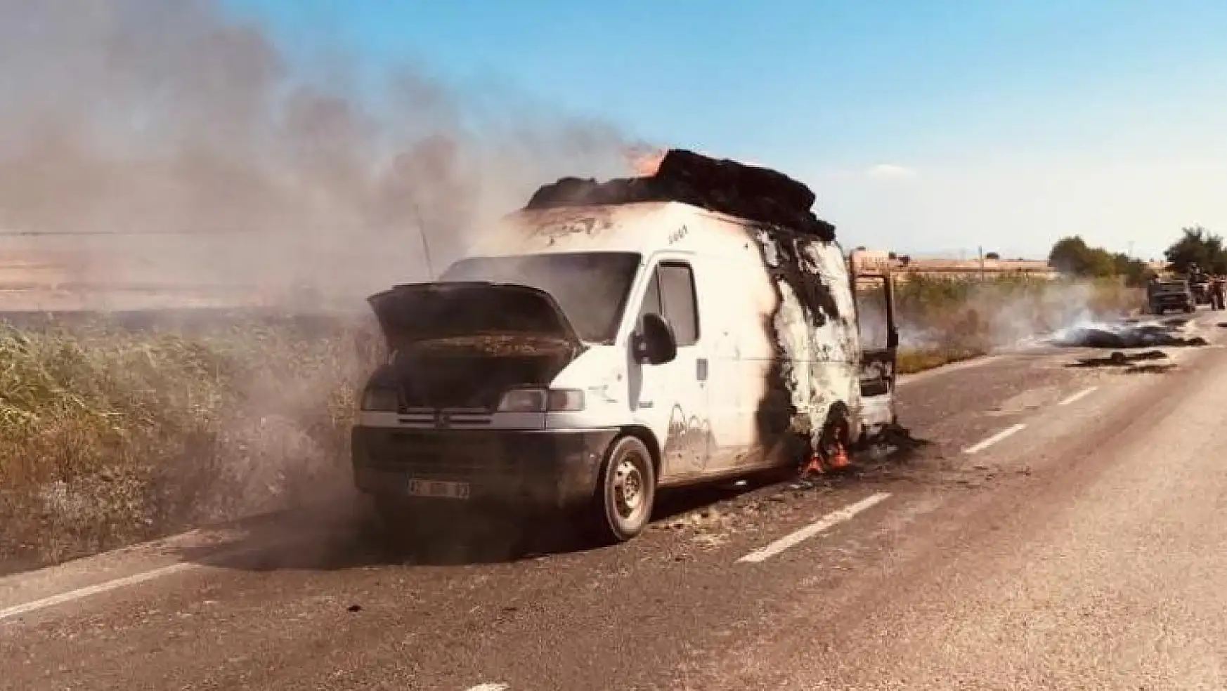 Konya'da saman balyası yüklü minibüs yandı
