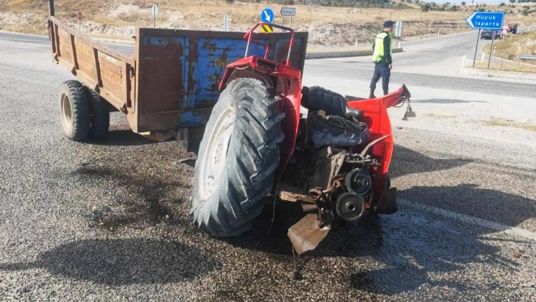 Konya'da traktör iki parçaya bölündü! Sürücü ağır yaralı!