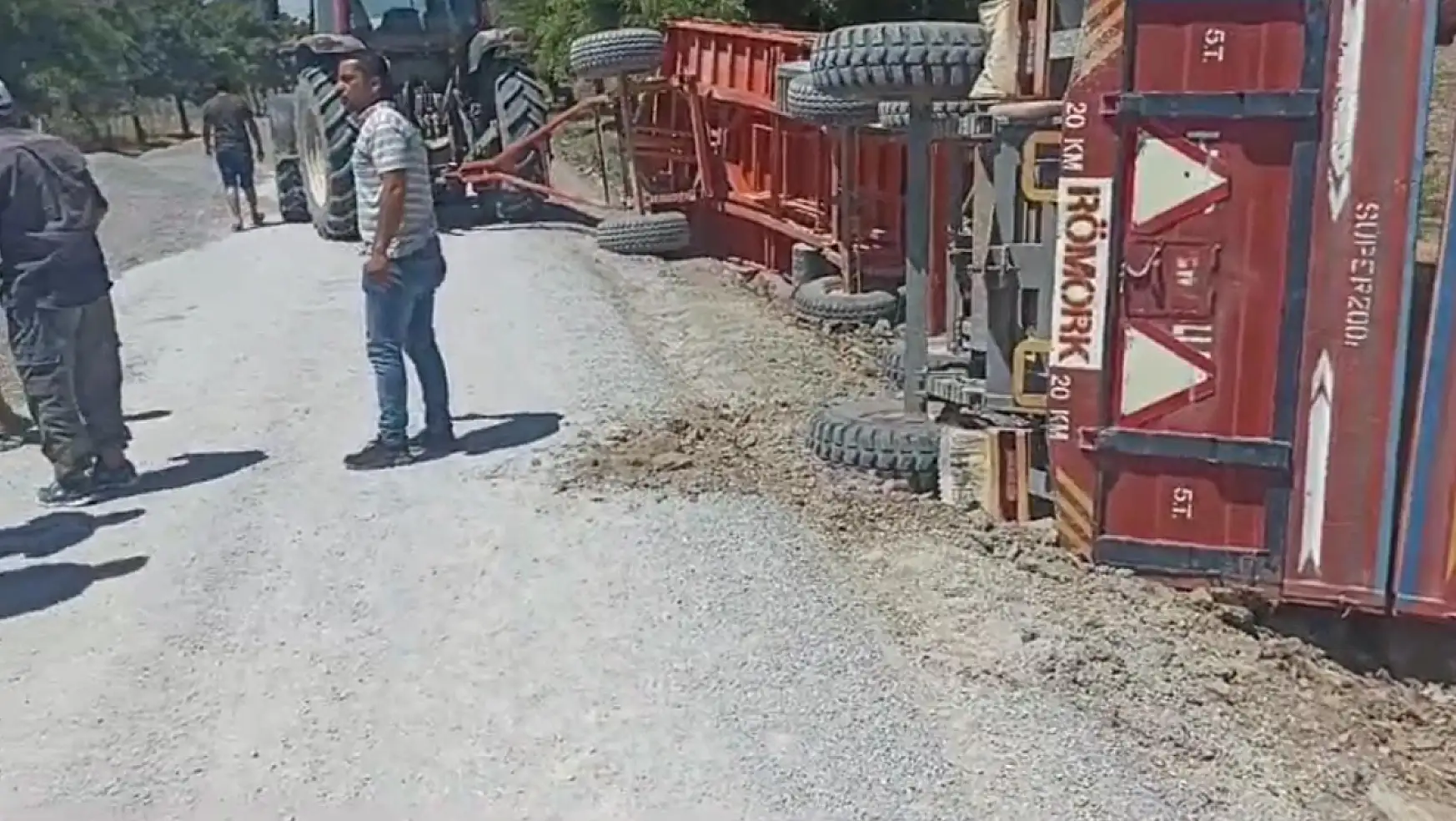 Konya'da Traktör römorku devrildi! 20 ton mercimek yola saçıldı