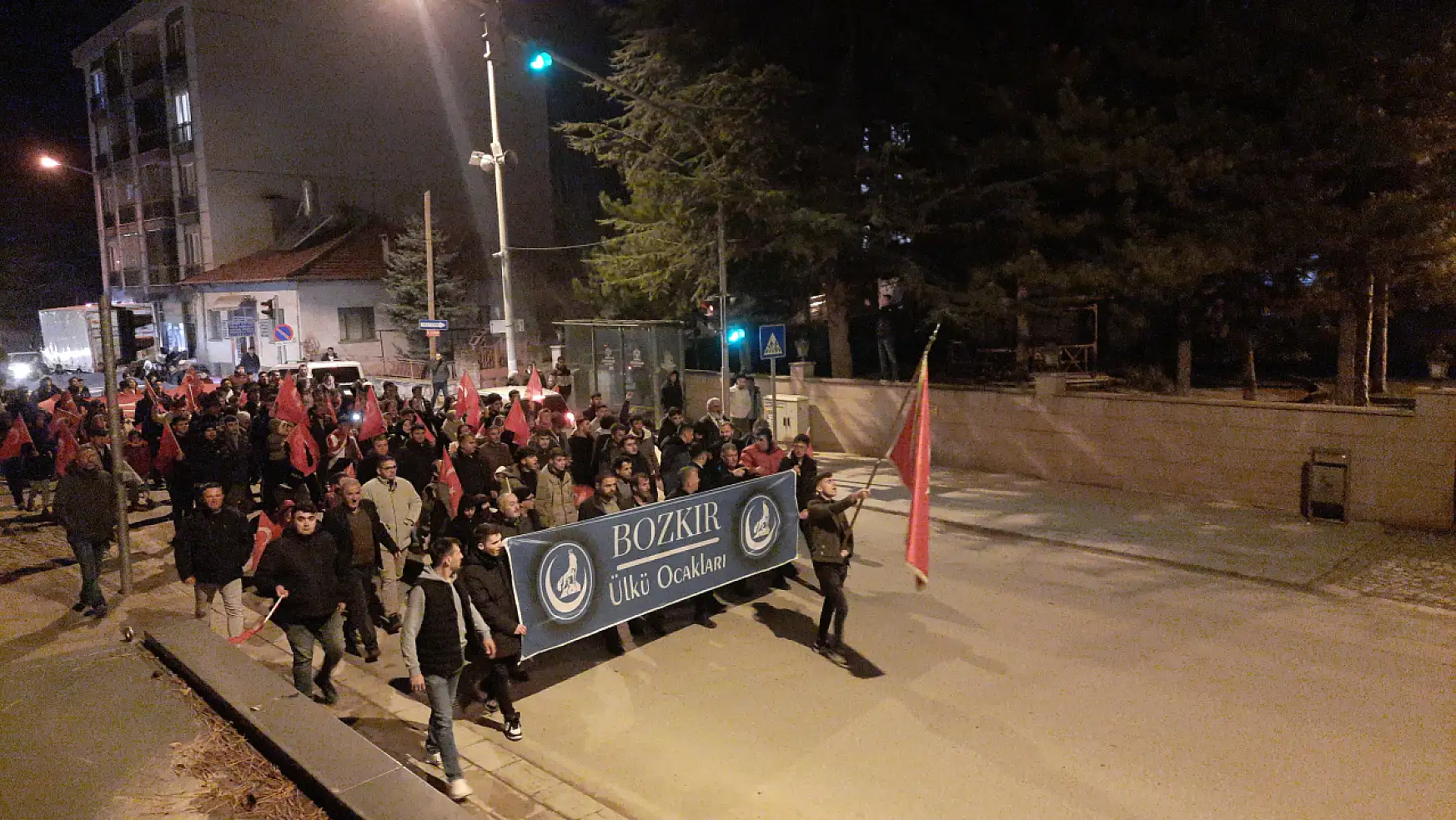 Konya'da ülkü ocaklarından şehitler için yürüyüş!