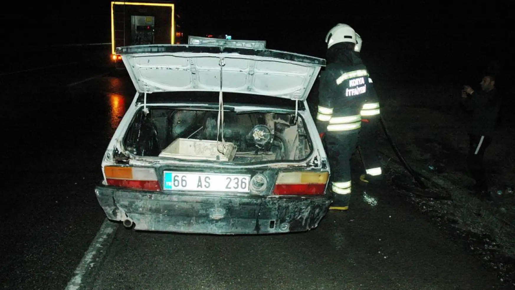 Konya'da yanan otomobil kullanılamaz hale geldi!