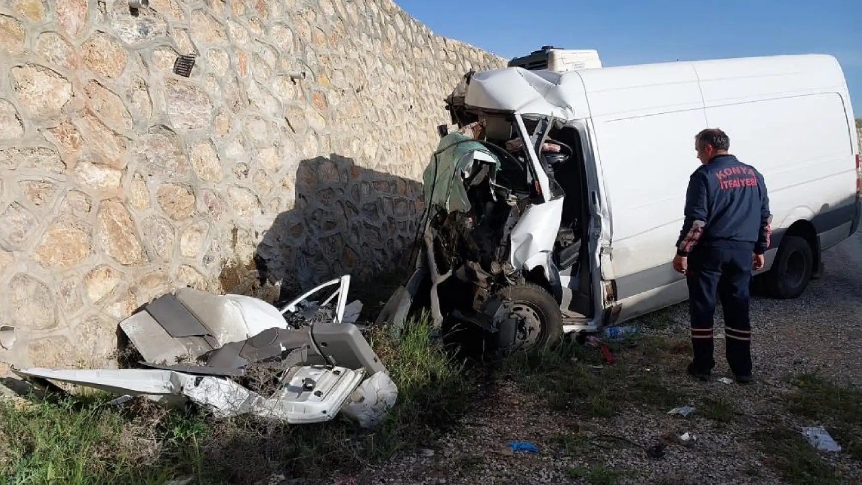 Konya'da yoldan çıkan minibüsün duvara çarptığı kazada 1 kişi öldü