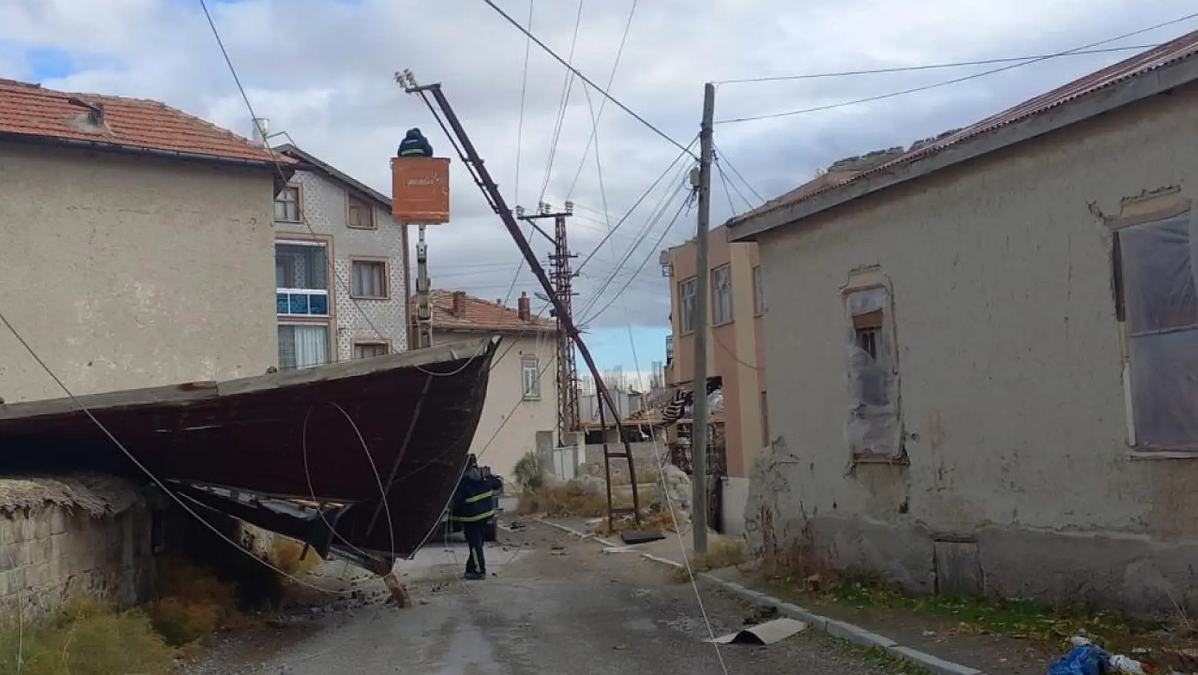 Konya'nın bu ilçesinde şiddetli rüzgar hayatı olumsuz etkiledi