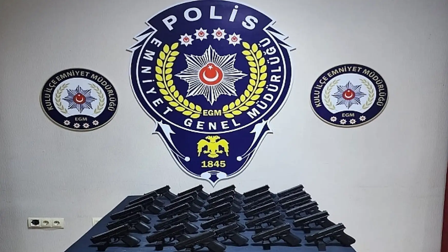 Konya polisi bir araçta 31 ruhsatsız silah ele geçirdi