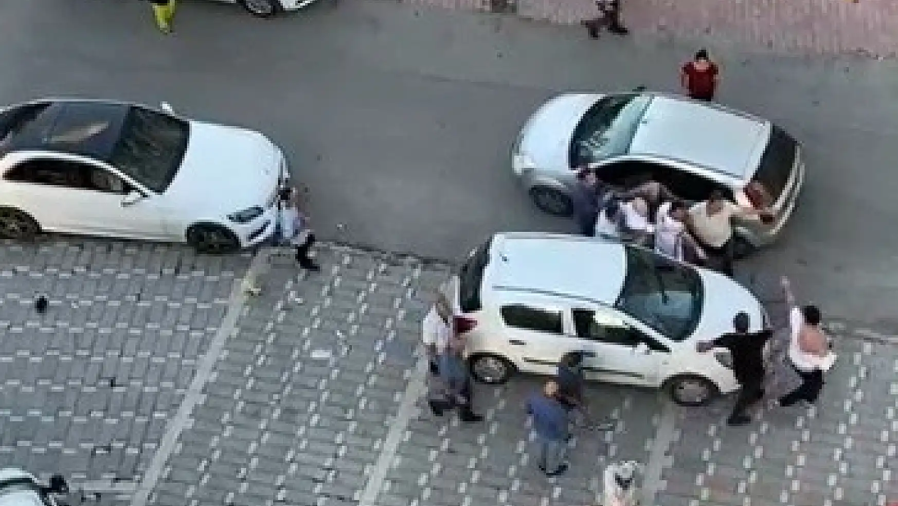 Konya'da trafikte tartışan sürücüler sokak ortasında kavgaya tutuştu