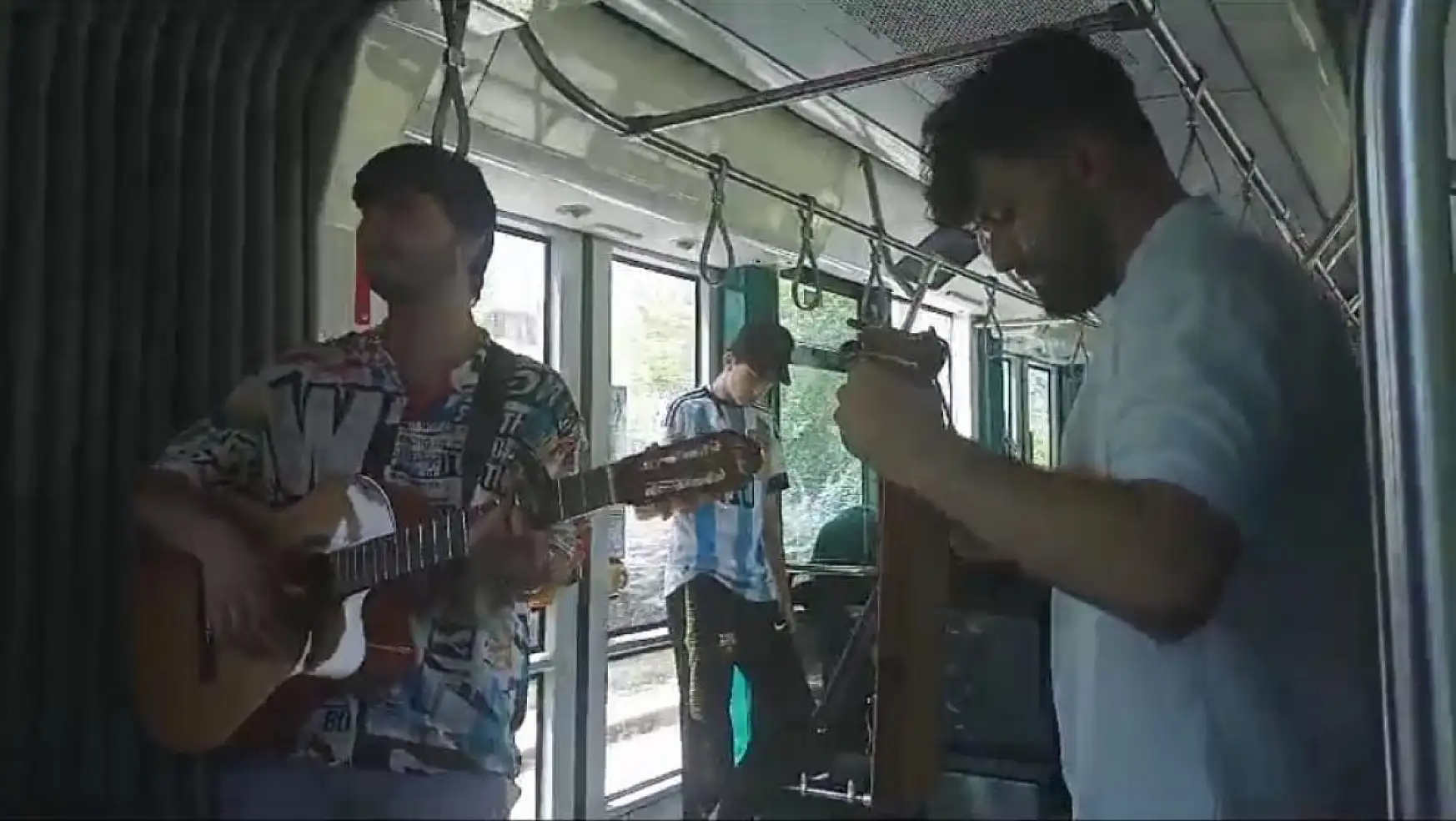 Konyalı gençler tramvayda şarkı söyleyerek harçlığını çıkartıyor