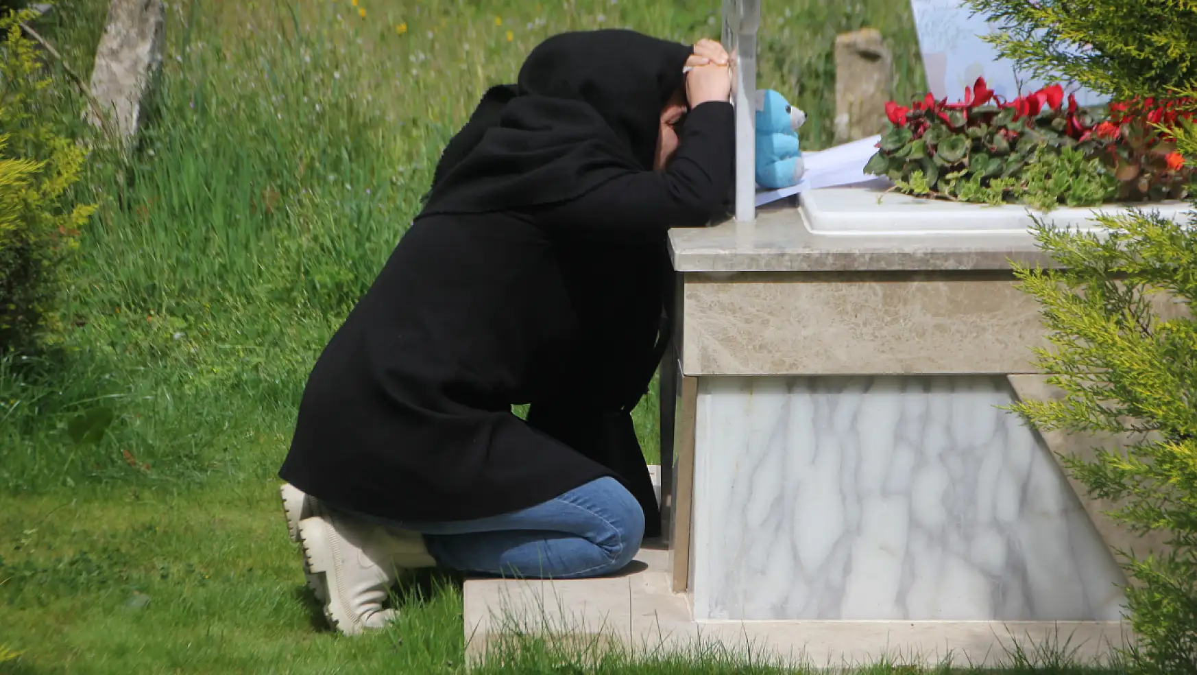 Köpeklerden kaçarken hayatını kaybeden çocuk, mezarı başında anıldı