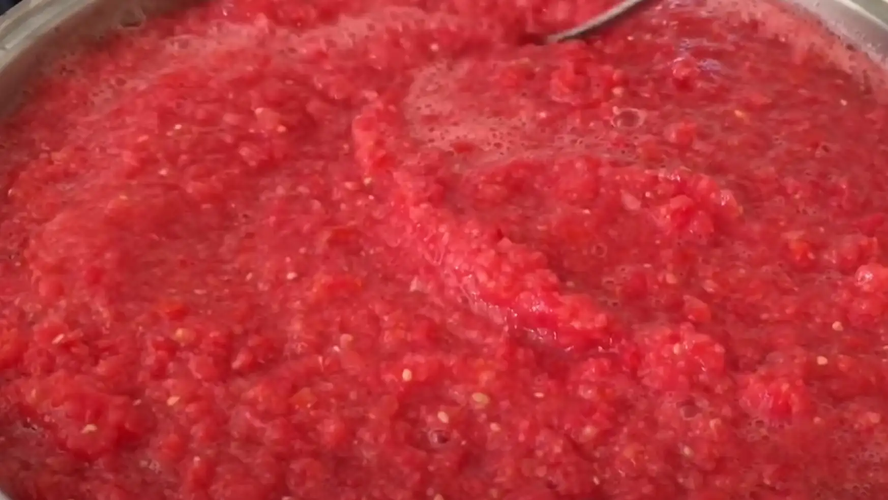 Köylü kadınların domates konservesi hazırlarken kullandığı yöntem. Asla bozulma ve ekşime yapmıyor