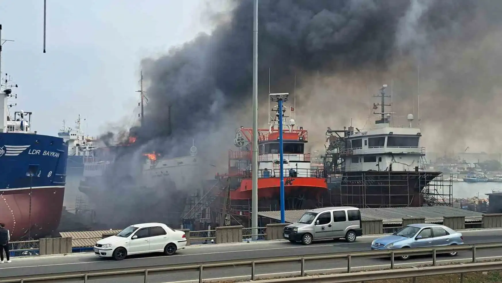 Limanda tekne yangını