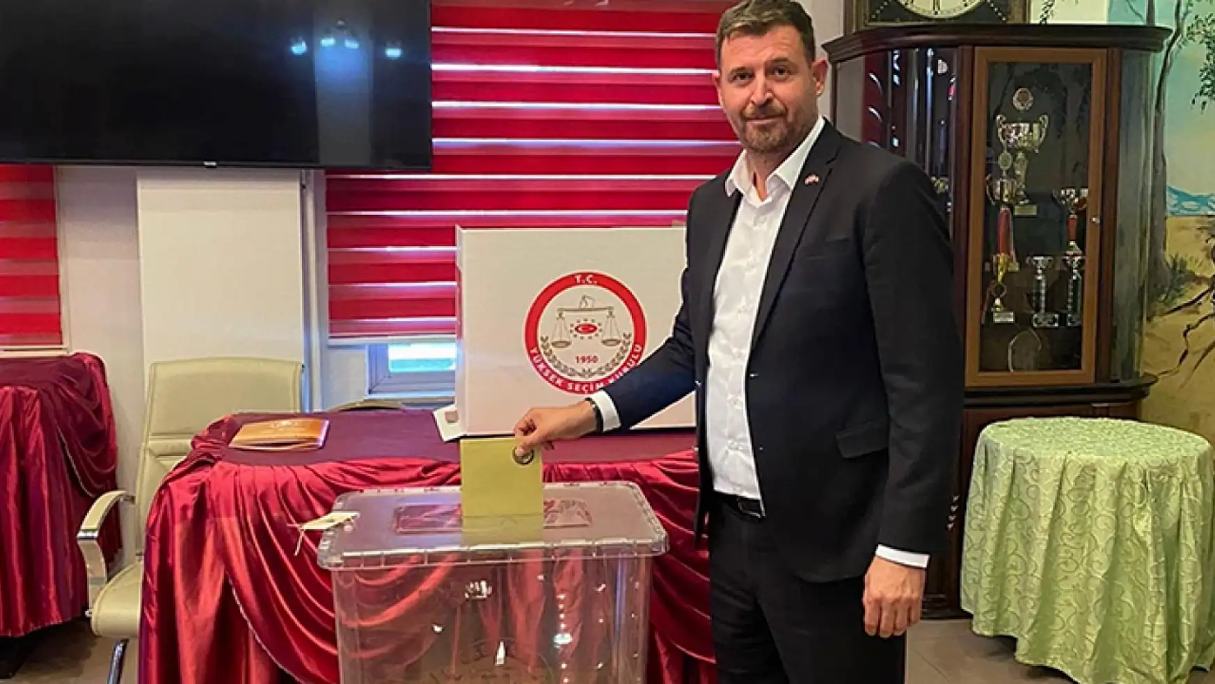MHP Akşehir'de mevcut başkan güven tazeledi