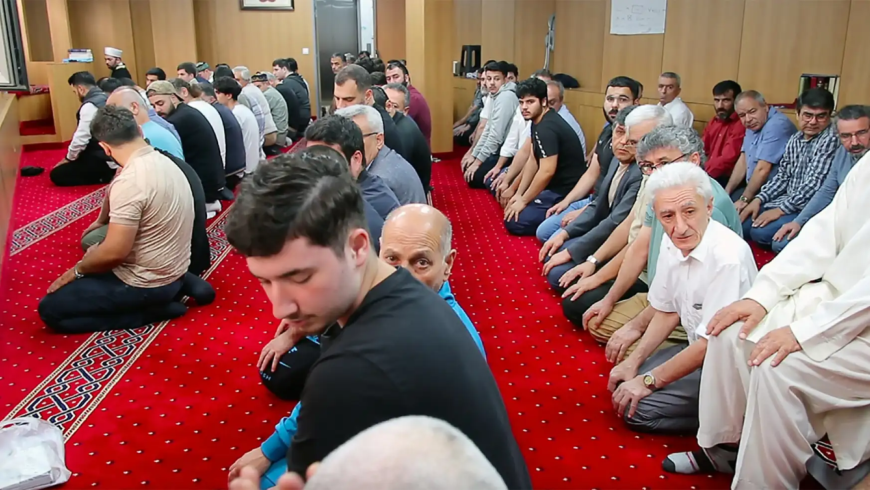 Paris'te Müslümanlar, Kurban Bayramı namazında camilere akın etti