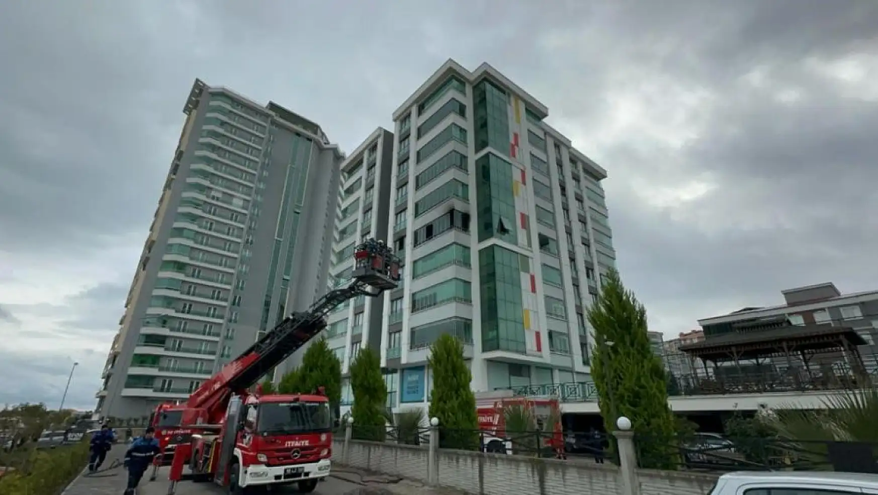 Samsun'da lüks bir binanın balkonunda yangın çıktı