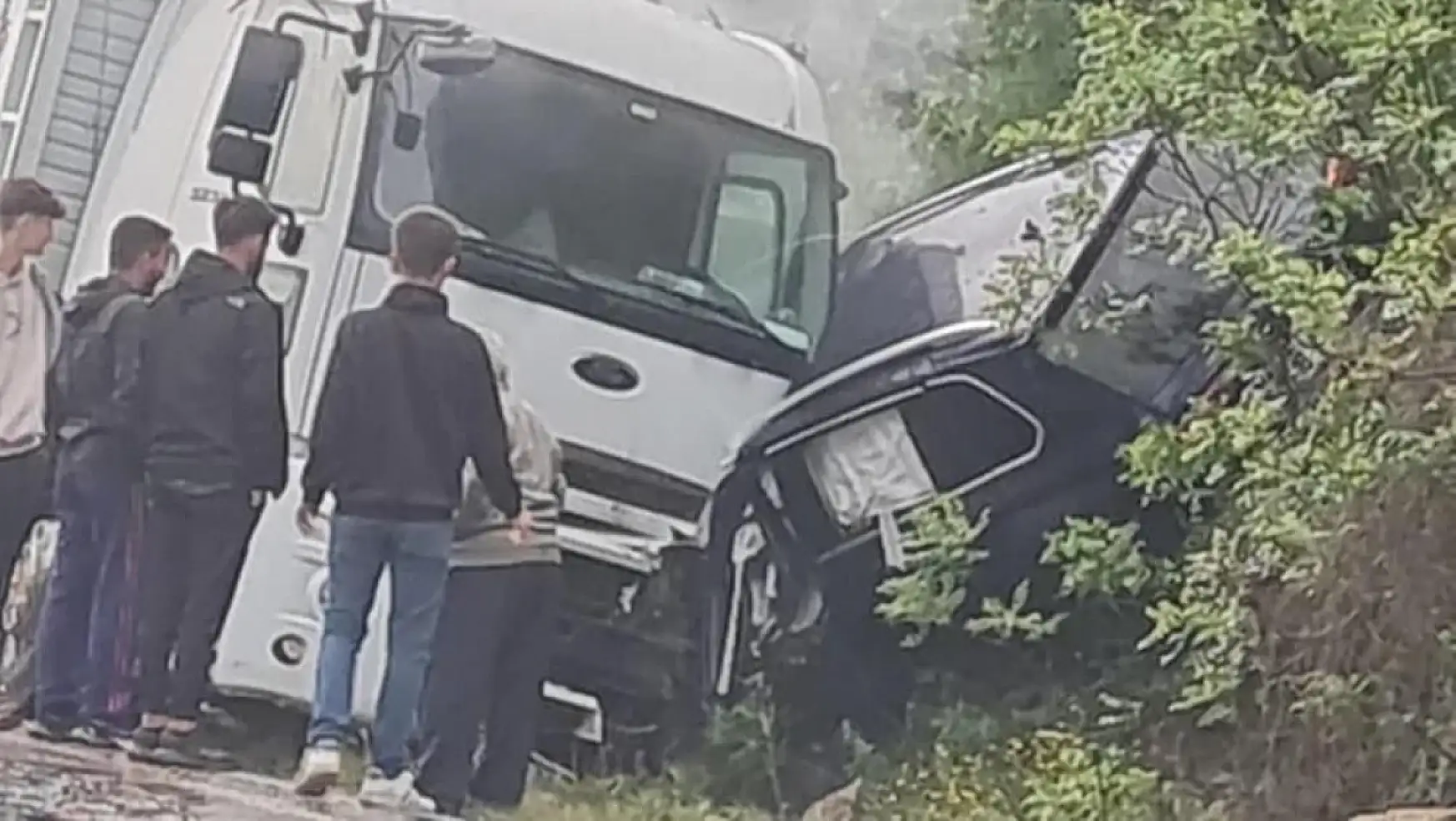 Şerit ihlali yapan kamyon iki araca çarptı: Kaza sonucu 2 kişi hayatını kaybetti