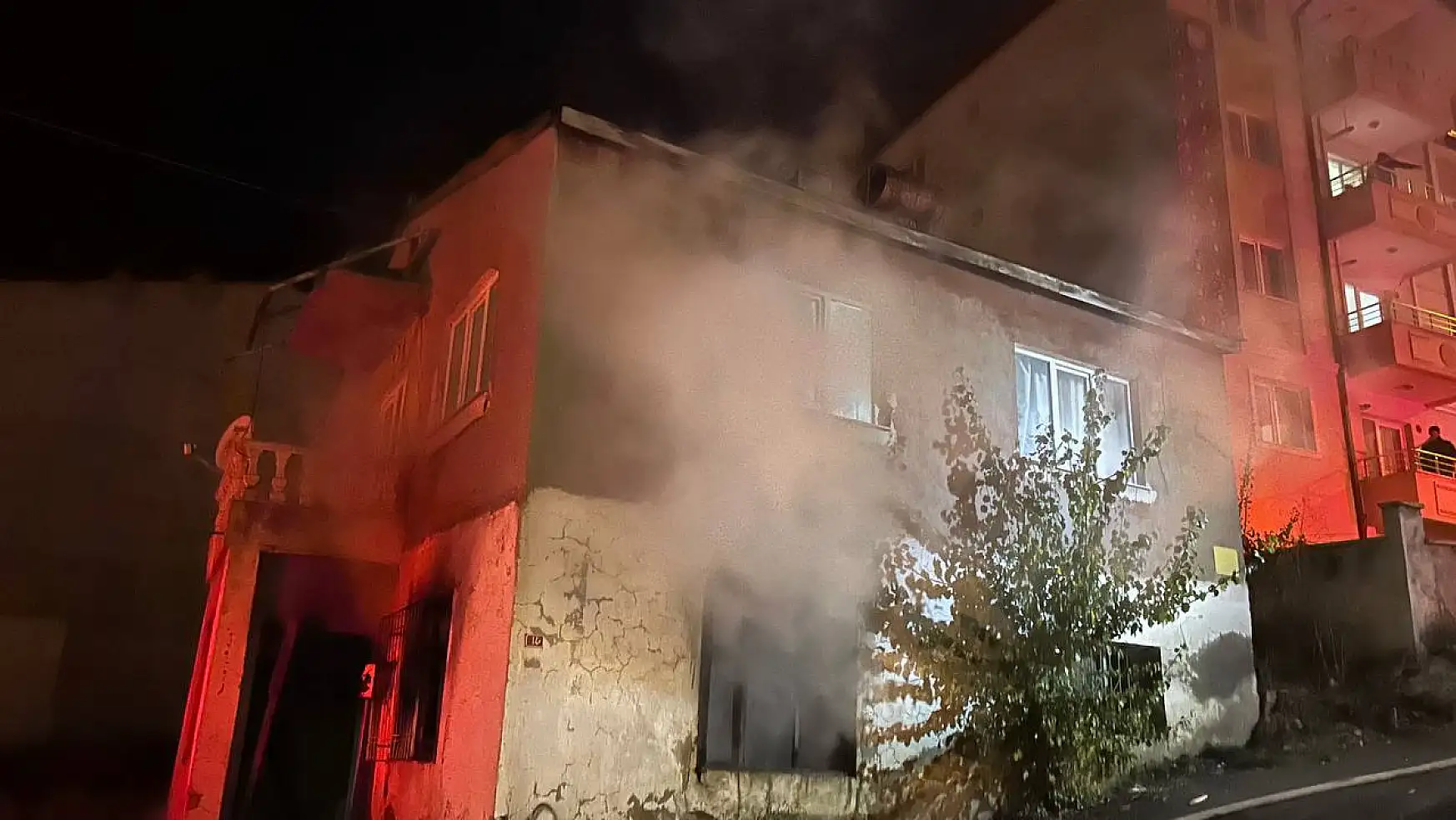 Sivas'ta korkulu anlar! Bir evde yangın çıktı!