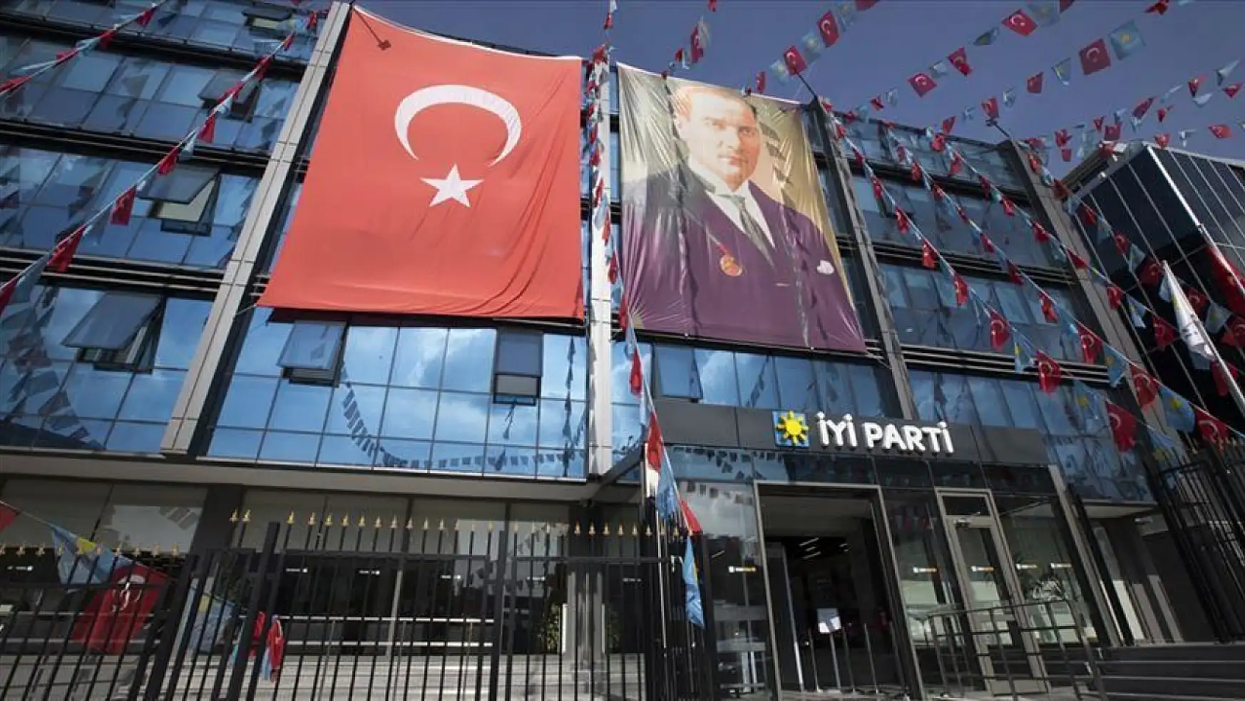Son Dakika: İYİ Parti İstanbul İl Başkanlığına silahlı saldırı
