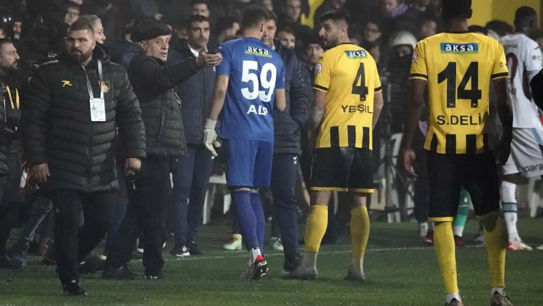 Süper Lig'de maç yarıda kaldı: İstanbulspor Başkanı takımı hakem kararlarından dolayı sahadan çekti