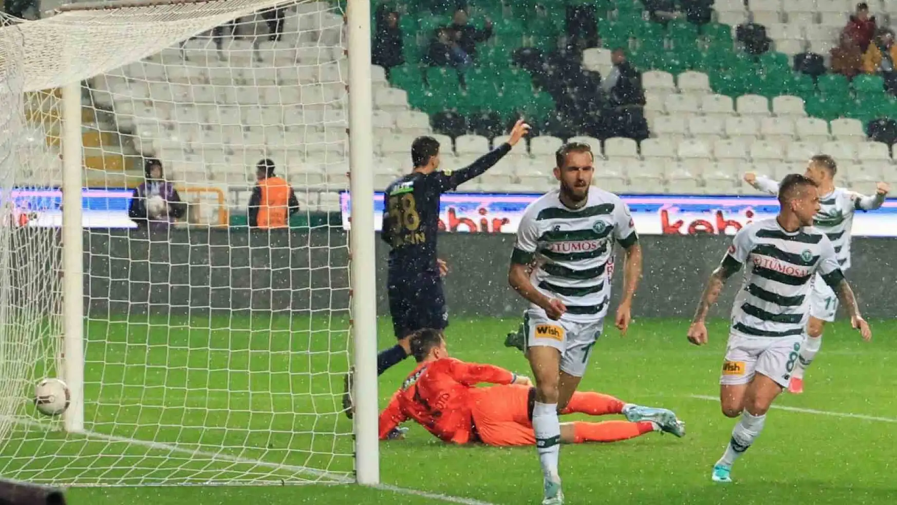 Konyaspor'un golcüsü tarihe geçti: Kimsenin yapamadığını yaptı!