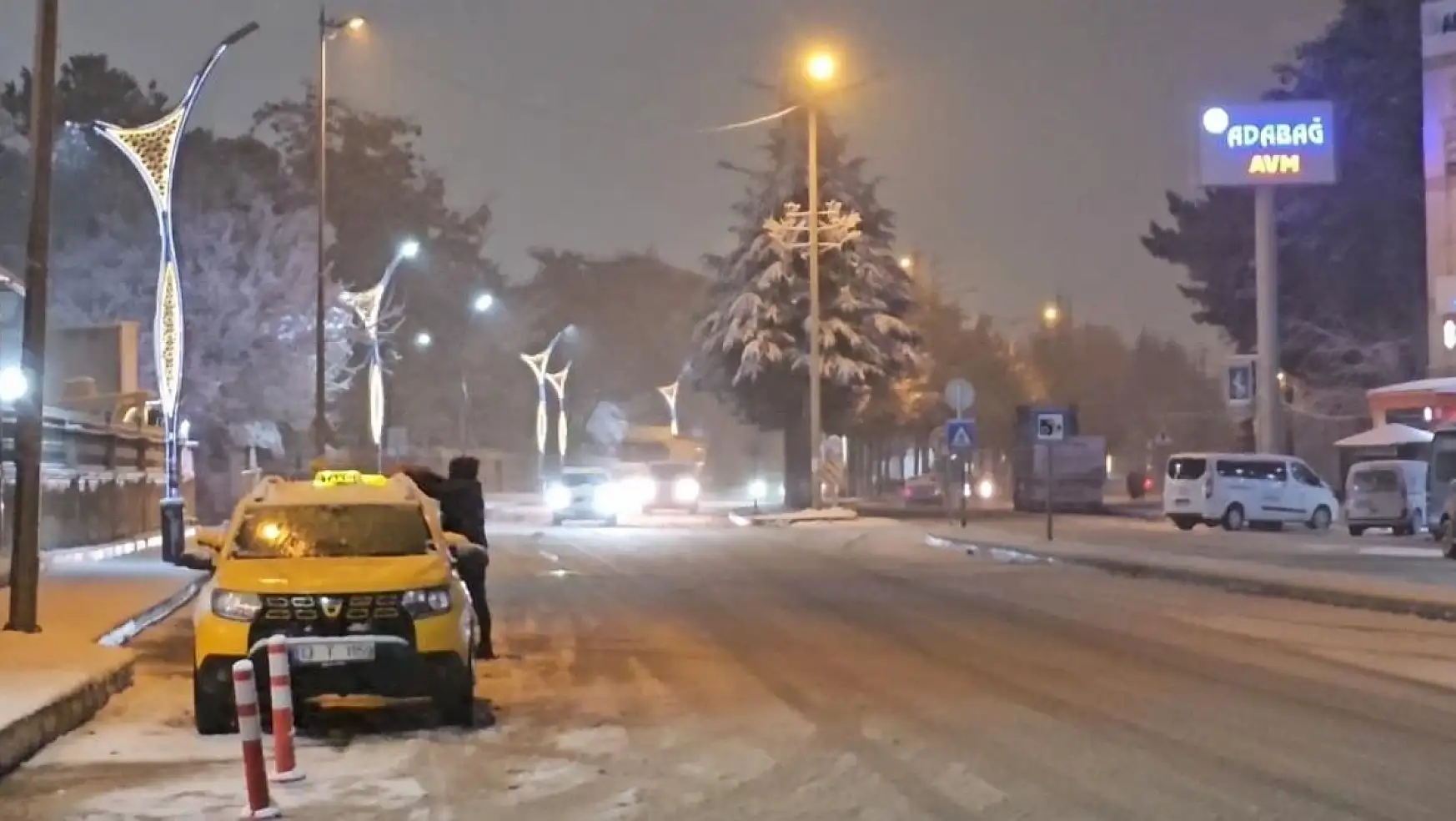 Tatvan'da kar yağışından dolayı köy yolları kapandı