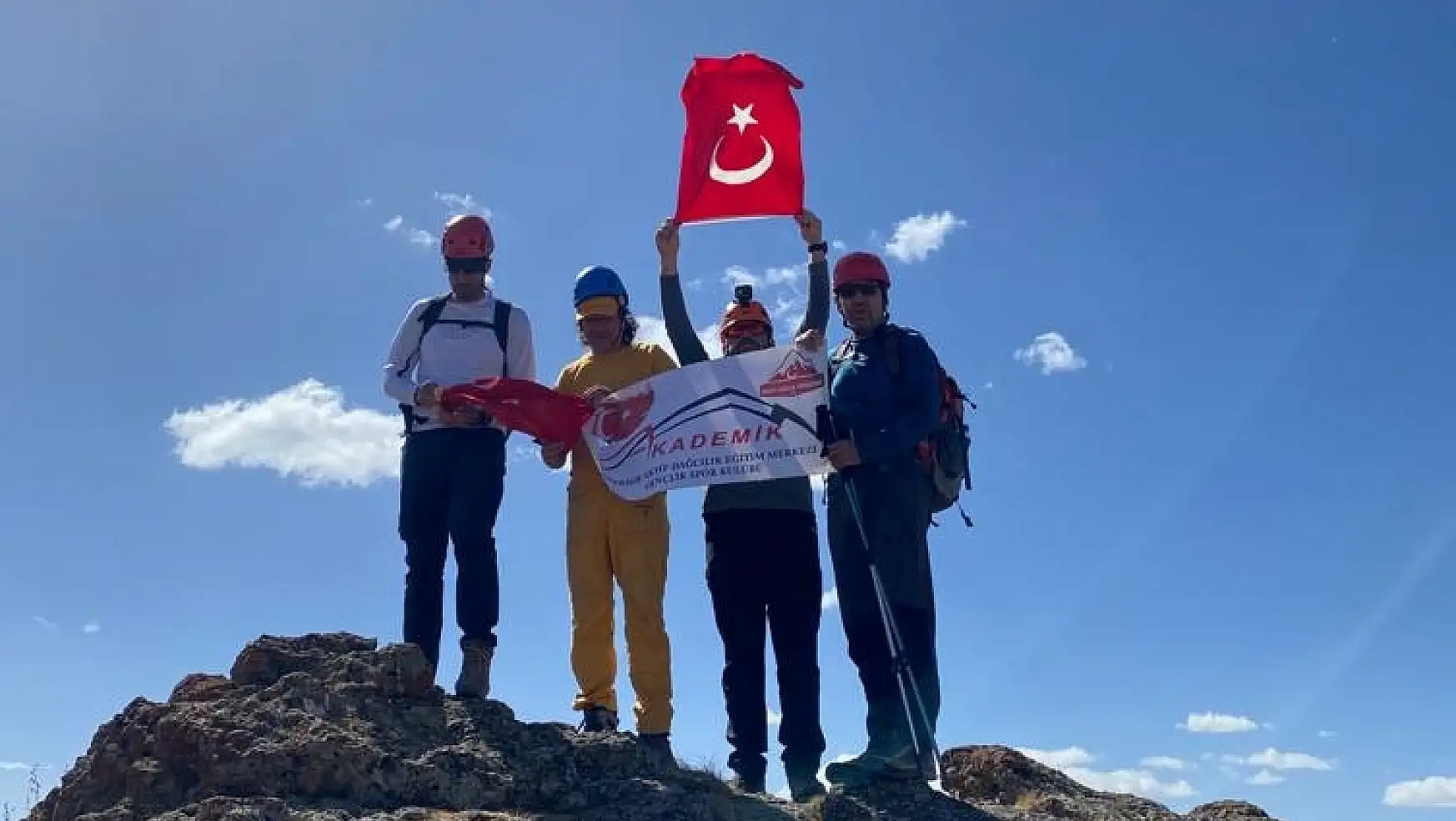 Terörden arındırılan Tendürek'te dağcılar zirvede Türk bayrağı açtı