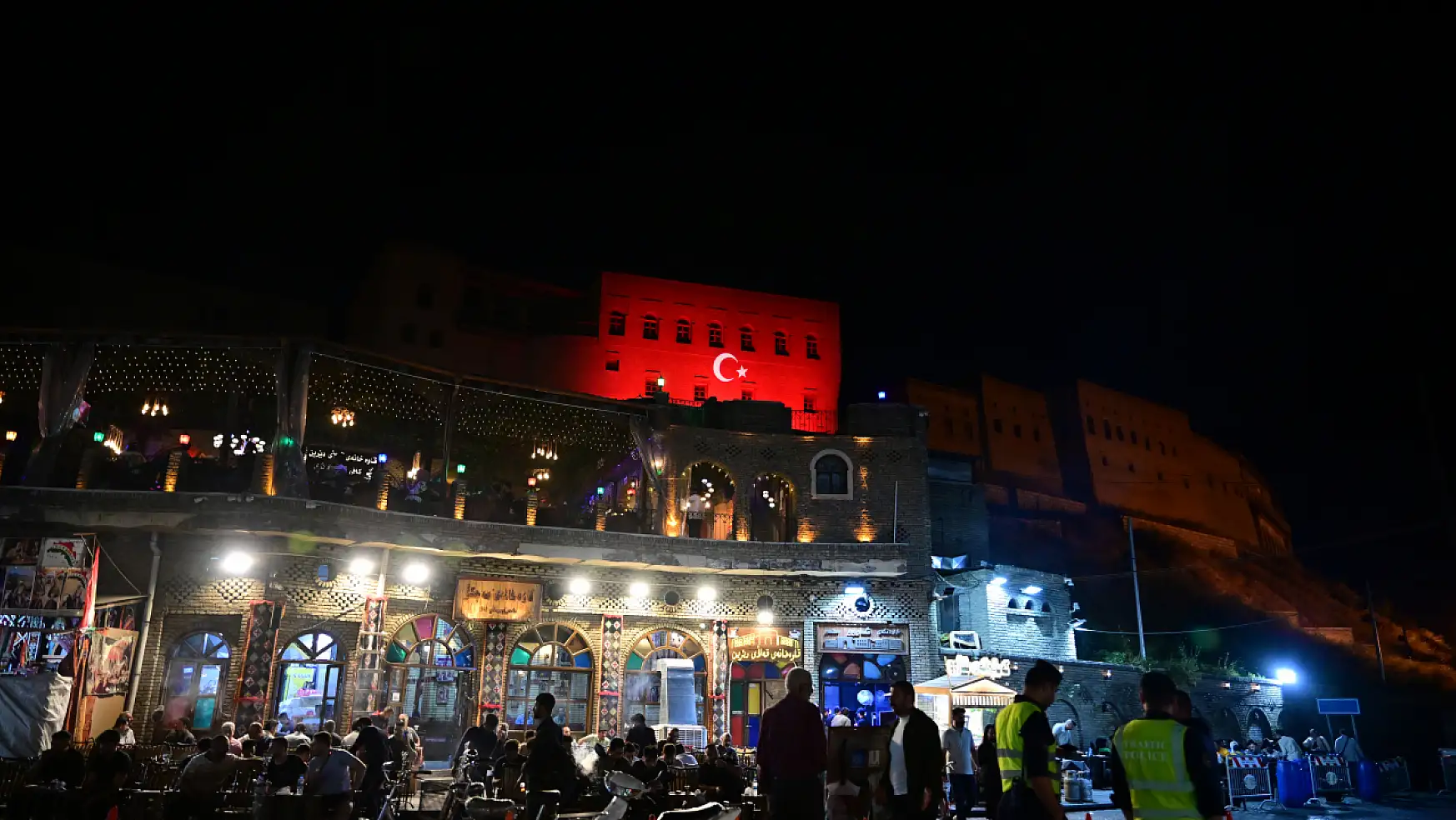 Türk Bayrağı Erbil Kalesi'nde gökyüzünde yükseldi