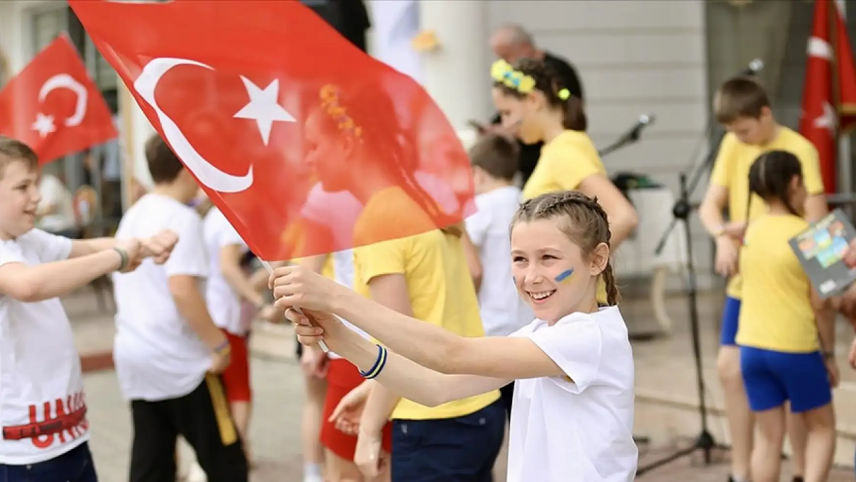 Türkiye savaş mağduru çocukların yanında