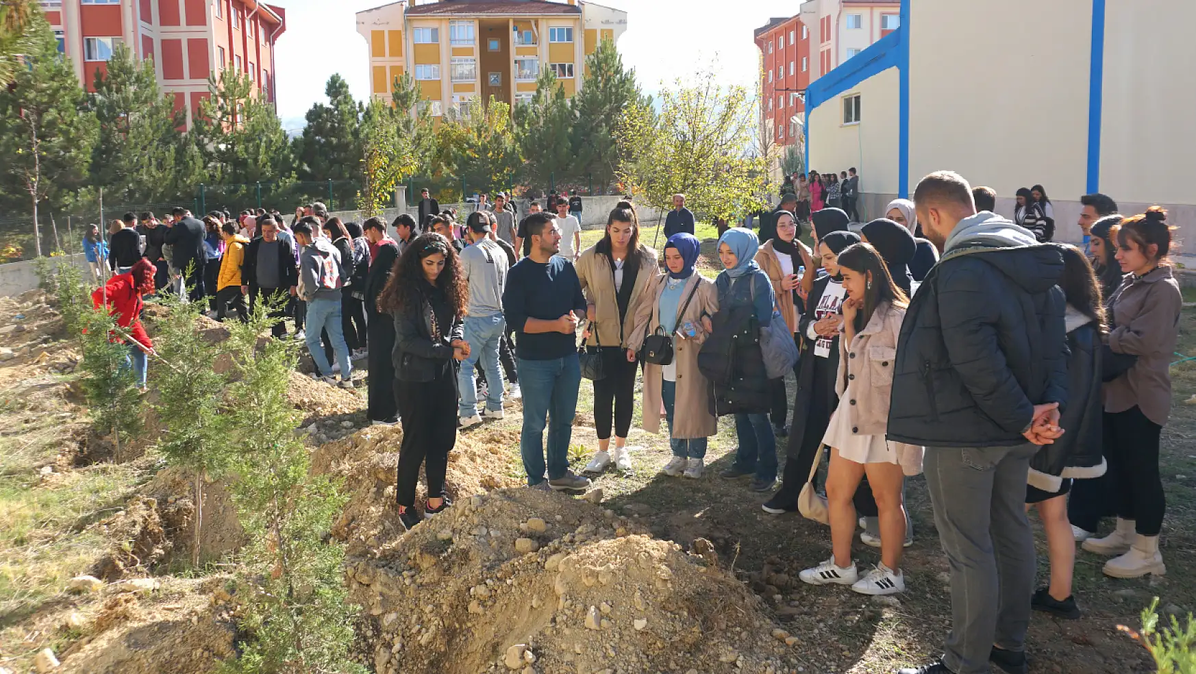 Üniversite öğrencileri Konya'da 1867 fidanı toprakla buluşturdu!