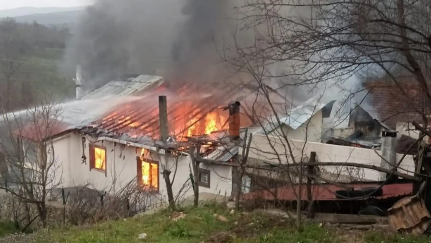 Yangında mahsur kalan adamı komşuları kurtardı