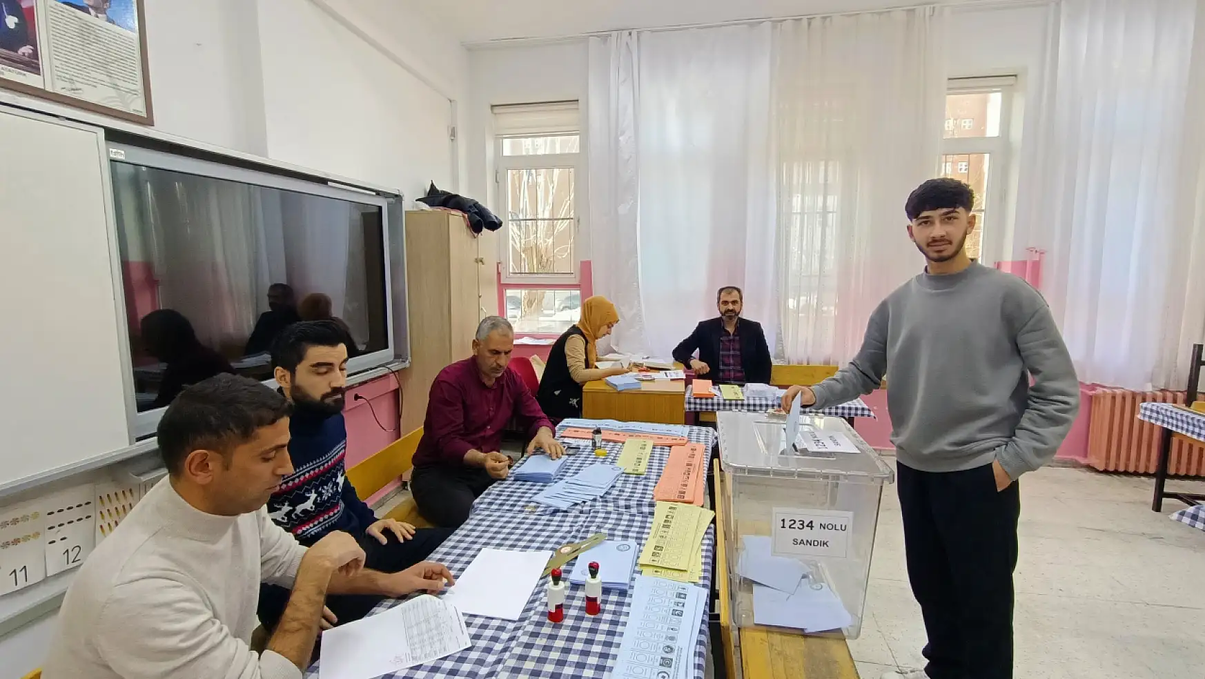 Yerel yöneticilerini seçmek için Türkiye sandık başında