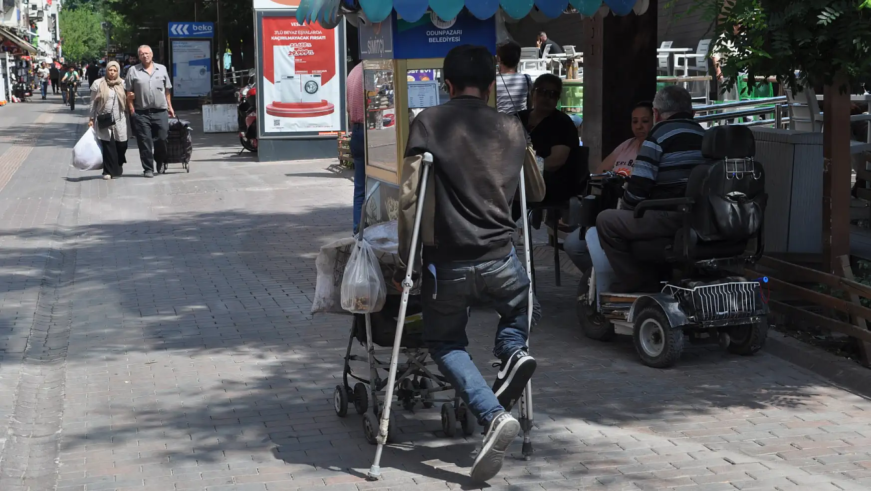Yürüme engelli vatandaş ekmek parasını plastikten kazanıyor