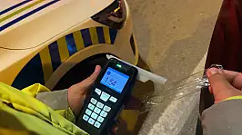 Alkollüyüm diye polisten kaçtı, trafik lambasına takıldı! Ceza dudak uçuklattı