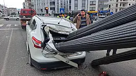 Ani fren yapan kamyonun taşıdığı demirler önündeki araca saplandı