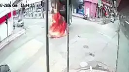 Çarşı merkezinde panik! Üzerine benzin döküp kendini yaktı
