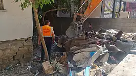 İçerideki manzara pes dedirtti: Ekipler saatlerce tahliye etmek için uğraştı