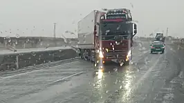 Konya'da şiddetli rüzgar ve sağanak sürücülere zor anlar yaşattı