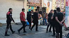 Mağazada kavga: 7 kişinin saldırdığı genç, muşta ve kesici aletlerle yaralandı