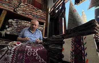 18'inci yüzyıldan kalma nadir bulunan Konya mirasına gözü gibi bakıyor