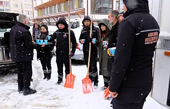 Akşehir Belediyesi'nden karla mücadele ekiplerine salep ikramı